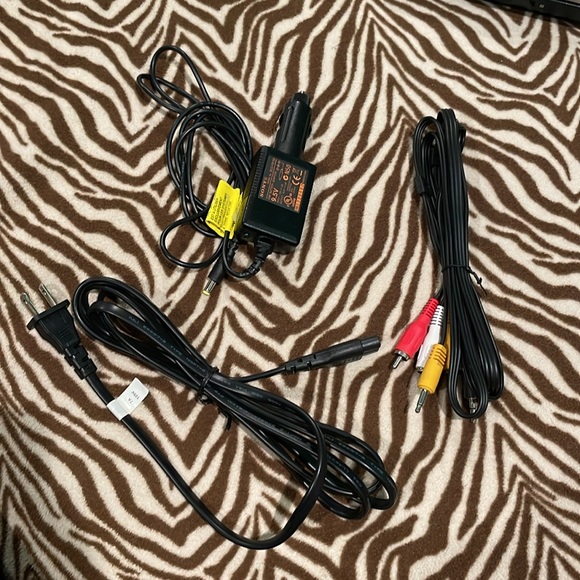 SONY Portable DVD player with 8” Widescreen LCD - Picture 3 of 7